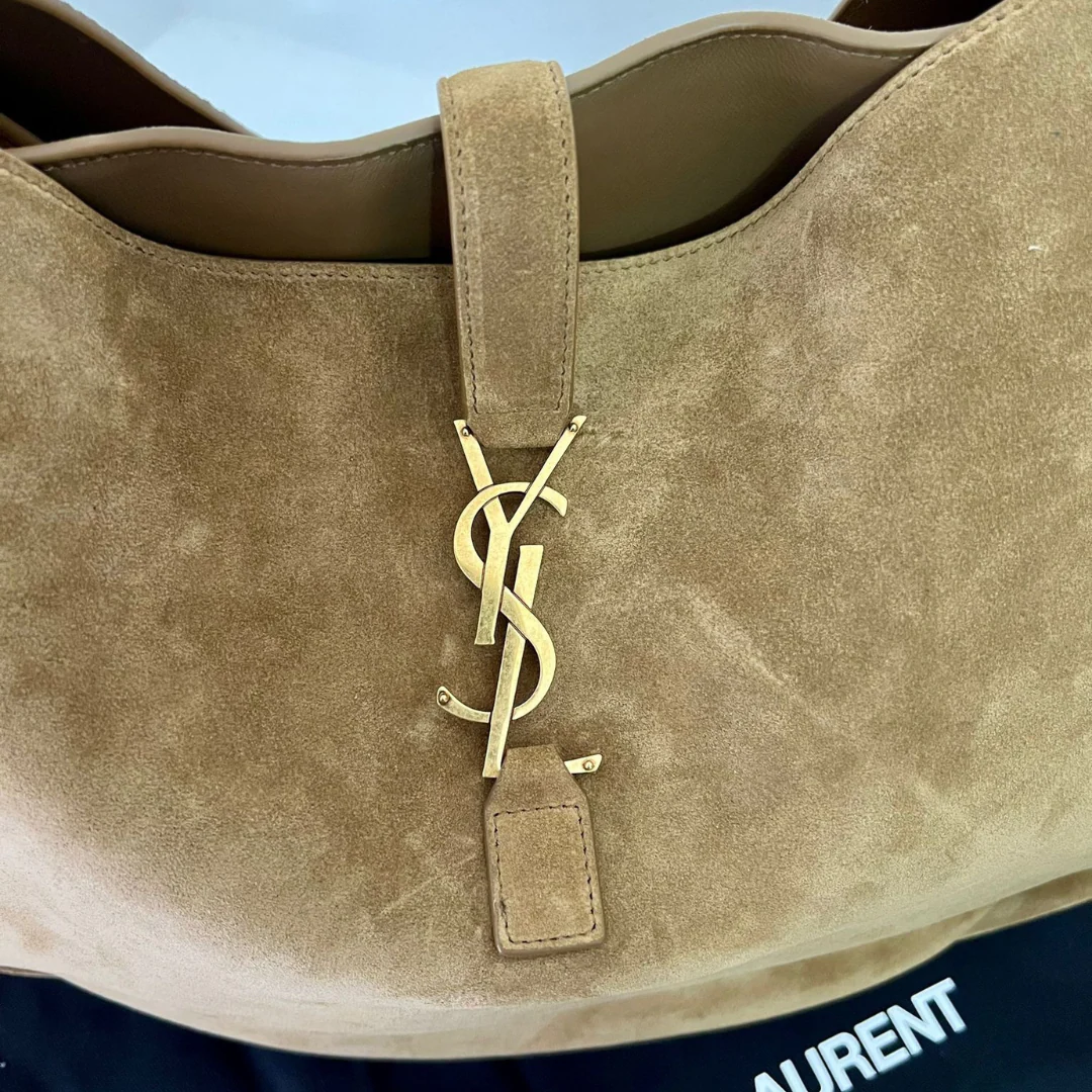LE 5 À 7 BEA IN SUEDE BY YVES SAINT LAURENT