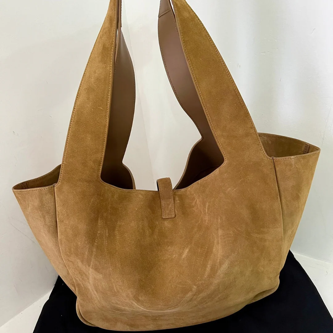 LE 5 À 7 BEA IN SUEDE BY YVES SAINT LAURENT