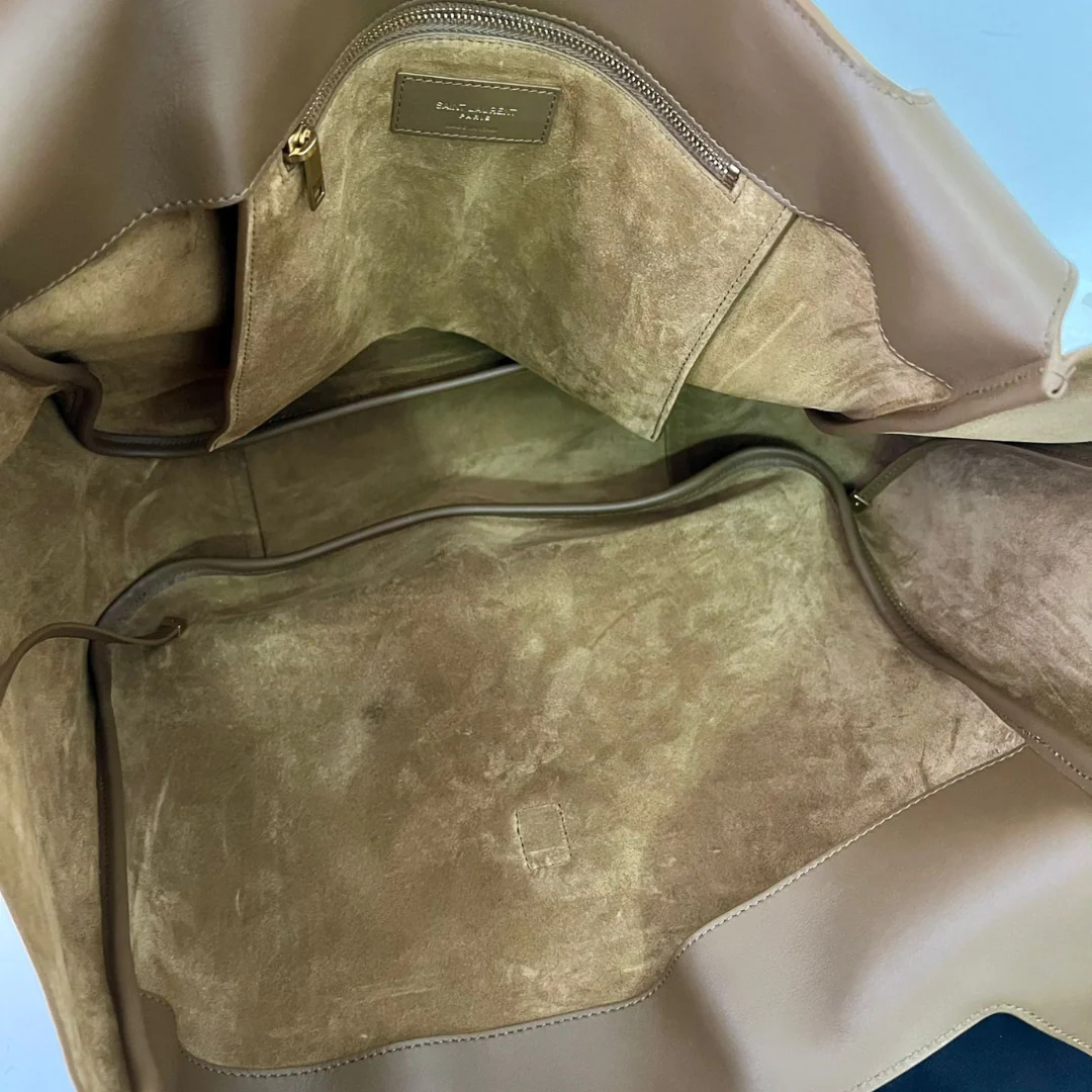 LE 5 À 7 BEA IN SUEDE BY YVES SAINT LAURENT